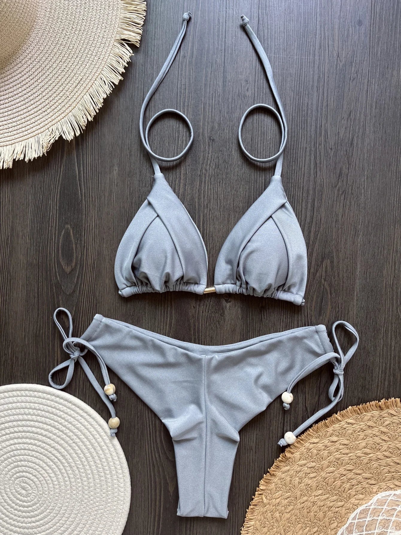Auksė | Trikampis Bikinis su Grandinėlės Detale