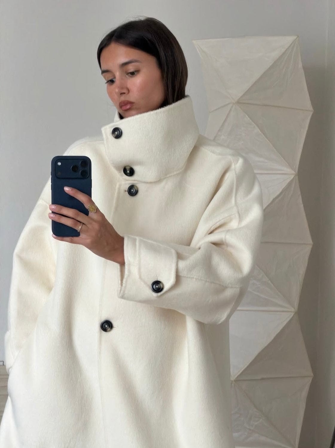 Velira Amaya | Elegant High-Neck Long Coat Amaya | Elegantiškas Ilgas Paltas Su Aukštu Kaklu