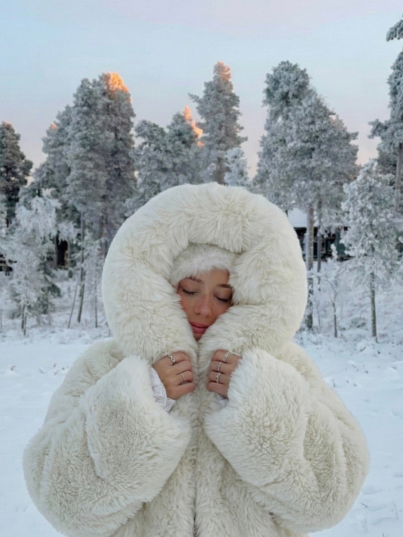 Velira Athena | Faux Fur Hooded Statement Coat Athena | Dirbtinio kailio su gobtuvu stilingas paltas