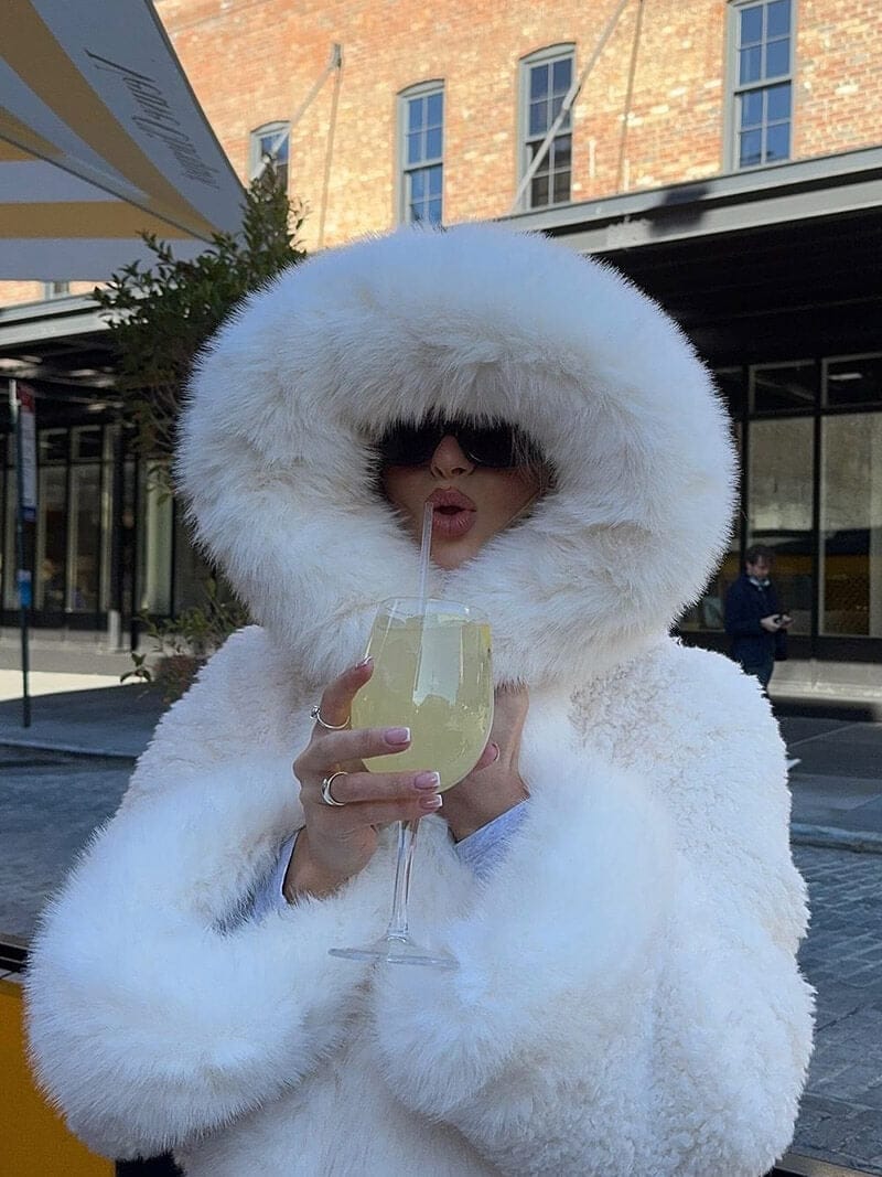 Velira Athena | Faux Fur Hooded Statement Coat Athena | Dirbtinio kailio su gobtuvu stilingas paltas