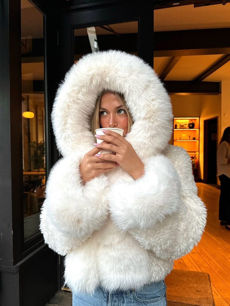 Velira Athena | Faux Fur Hooded Statement Coat Athena | Dirbtinio kailio su gobtuvu stilingas paltas