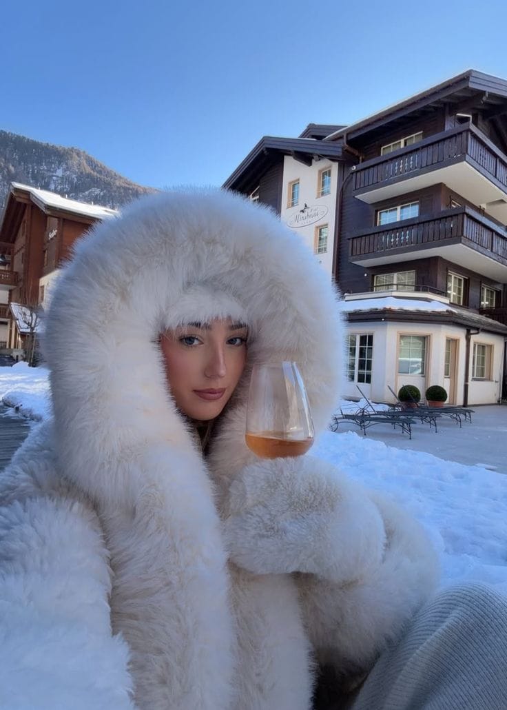 Velira Athena | Faux Fur Hooded Statement Coat Athena | Dirbtinio kailio su gobtuvu stilingas paltas