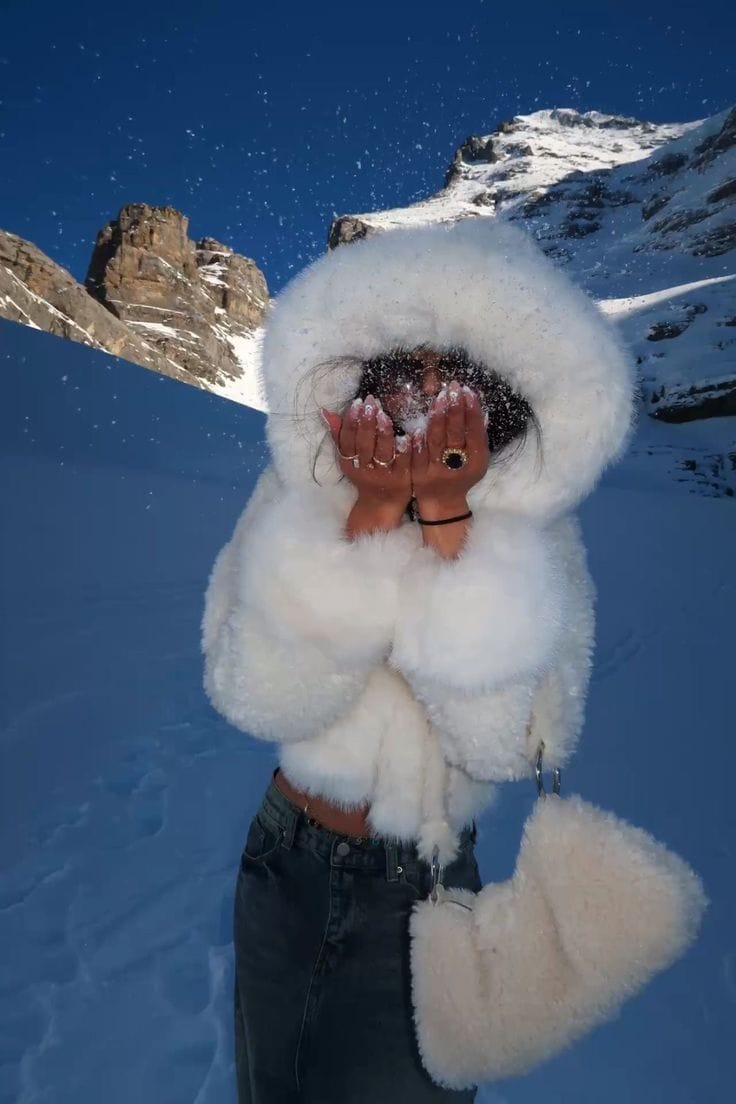 Velira Athena | Faux Fur Hooded Statement Coat Athena | Dirbtinio kailio su gobtuvu stilingas paltas