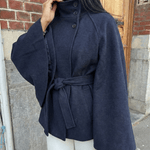 Velira Chloe | High-Neck Belted Cape Jacket Chloe | Aukštos Kaklo Diržinė Cape Striukė