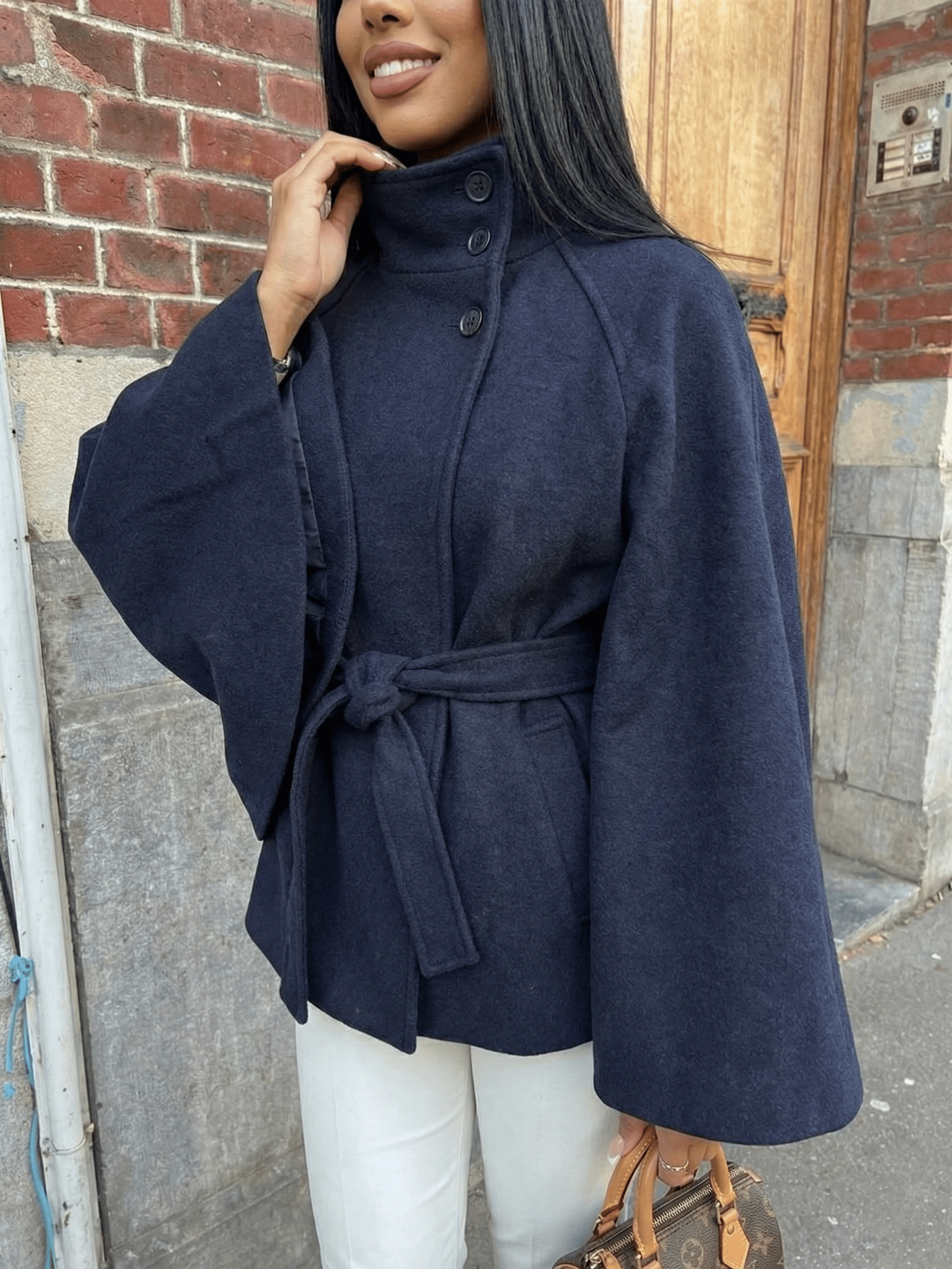 Velira Chloe | High-Neck Belted Cape Jacket Chloe | Aukštos Kaklo Diržinė Cape Striukė