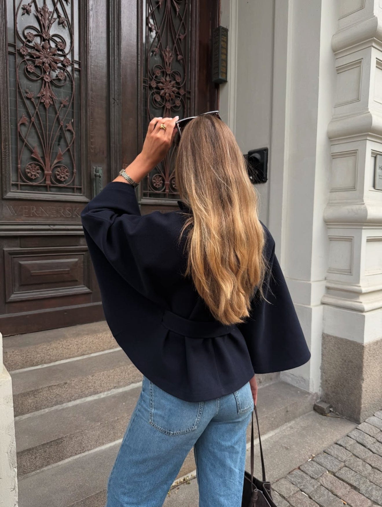 Velira Chloe | High-Neck Belted Cape Jacket Chloe | Aukštos Kaklo Diržinė Cape Striukė