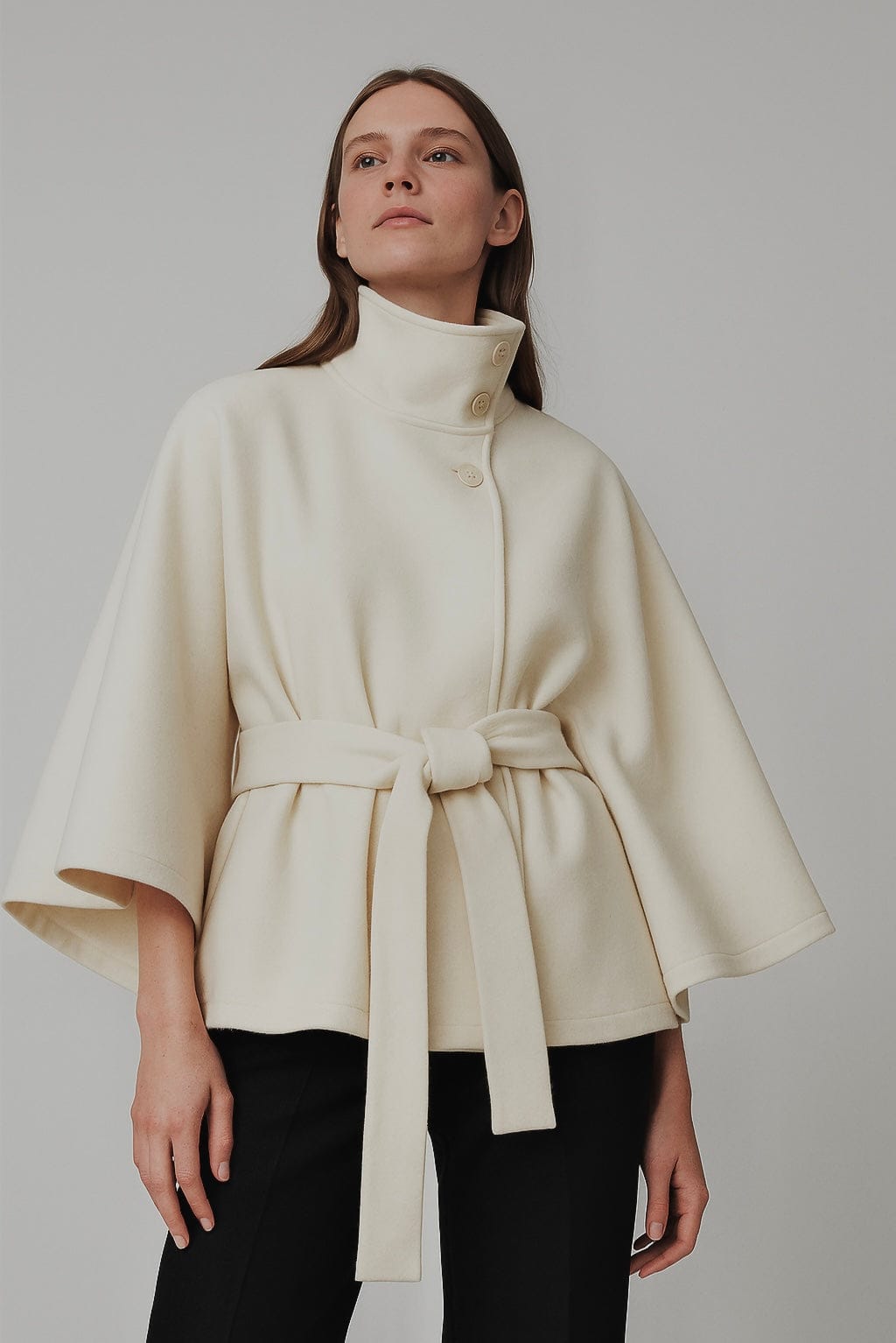 Velira Chloe | High-Neck Belted Cape Jacket Chloe | Aukštos Kaklo Diržinė Cape Striukė