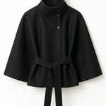 Velira Chloe | High-Neck Belted Cape Jacket Juoda / S Chloe | Aukštos Kaklo Diržinė Cape Striukė