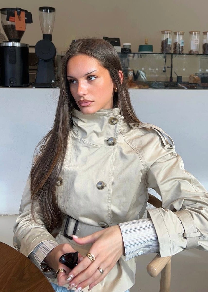 Velira High-Neck Belted Trench Coat | Isabelle Aukštos Kaklo Diržinis Paltas | Izabelė