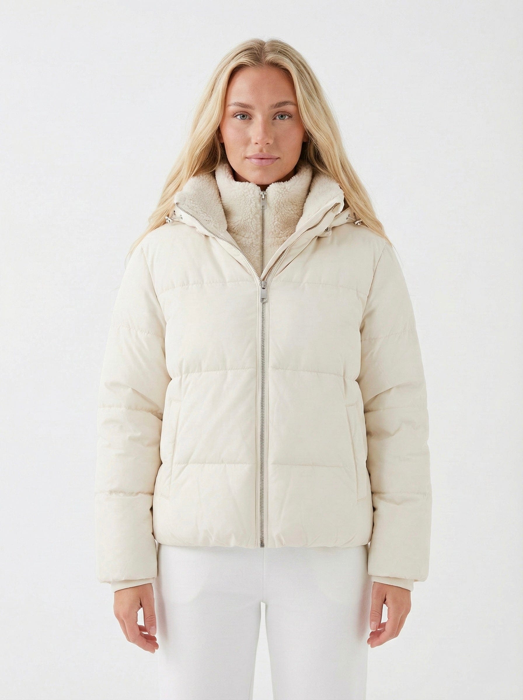 Velira Joane | Hooded Short Puffer Jacket with Plush Lining Joane | Trumpa pūkinė striukė su gobtuvu ir pūkine pamušalu