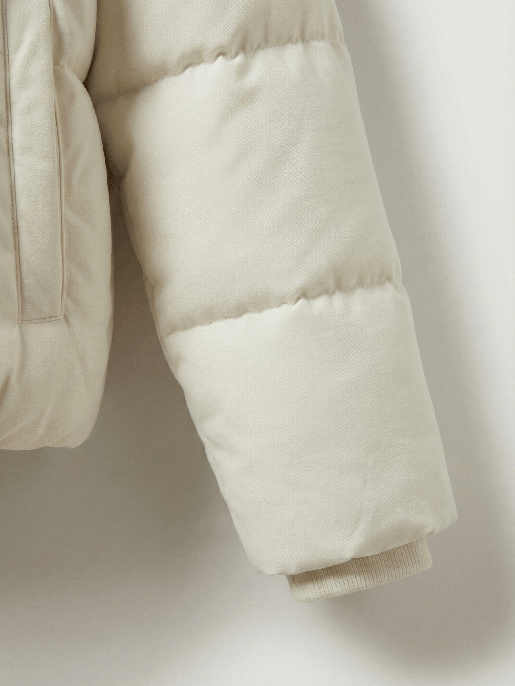 Velira Joane | Hooded Short Puffer Jacket with Plush Lining Joane | Trumpa pūkinė striukė su gobtuvu ir pūkine pamušalu
