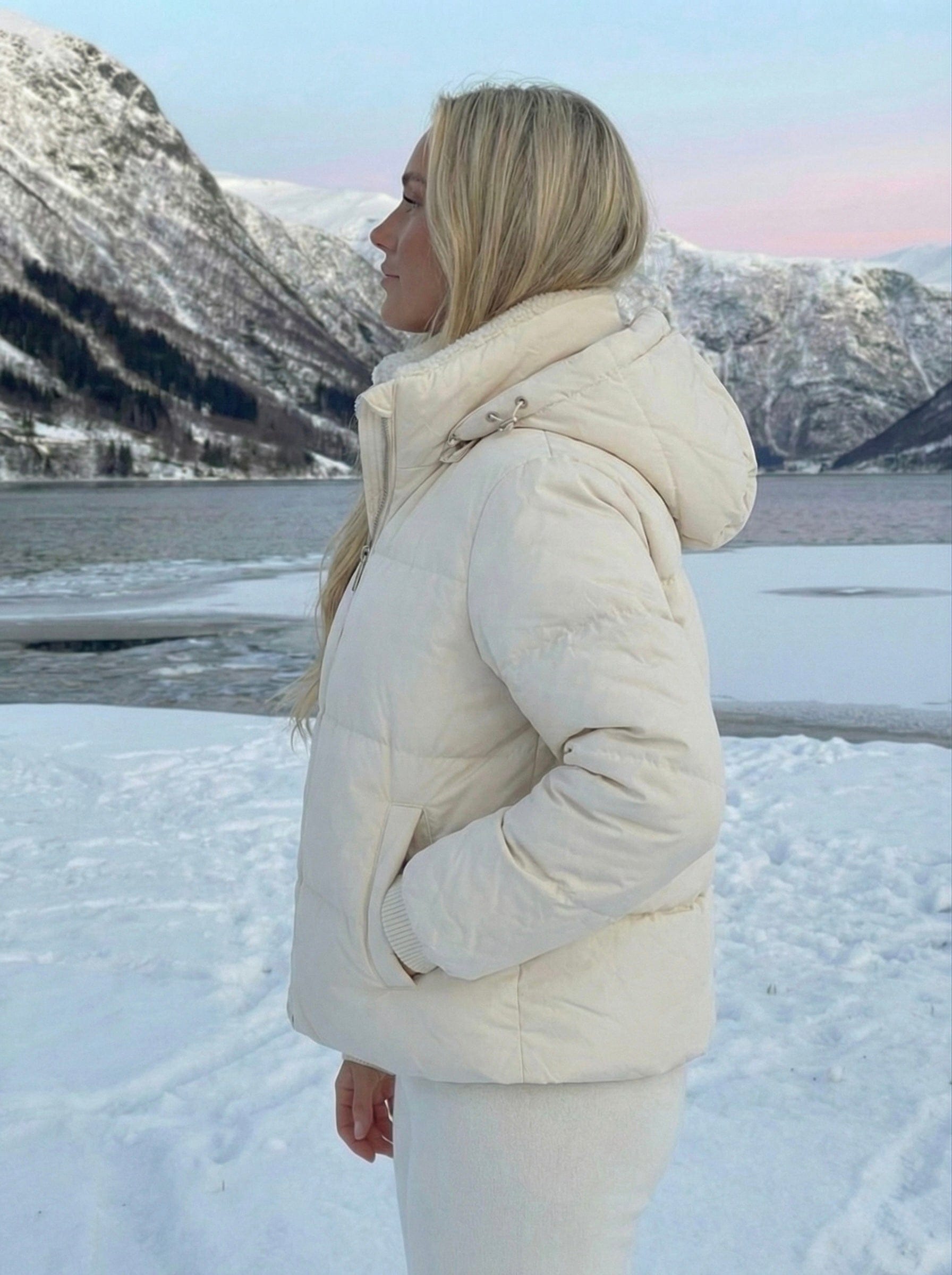 Velira Joane | Hooded Short Puffer Jacket with Plush Lining Joane | Trumpa pūkinė striukė su gobtuvu ir pūkine pamušalu