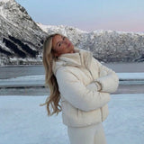Velira Joane | Hooded Short Puffer Jacket with Plush Lining Joane | Trumpa pūkinė striukė su gobtuvu ir pūkine pamušalu