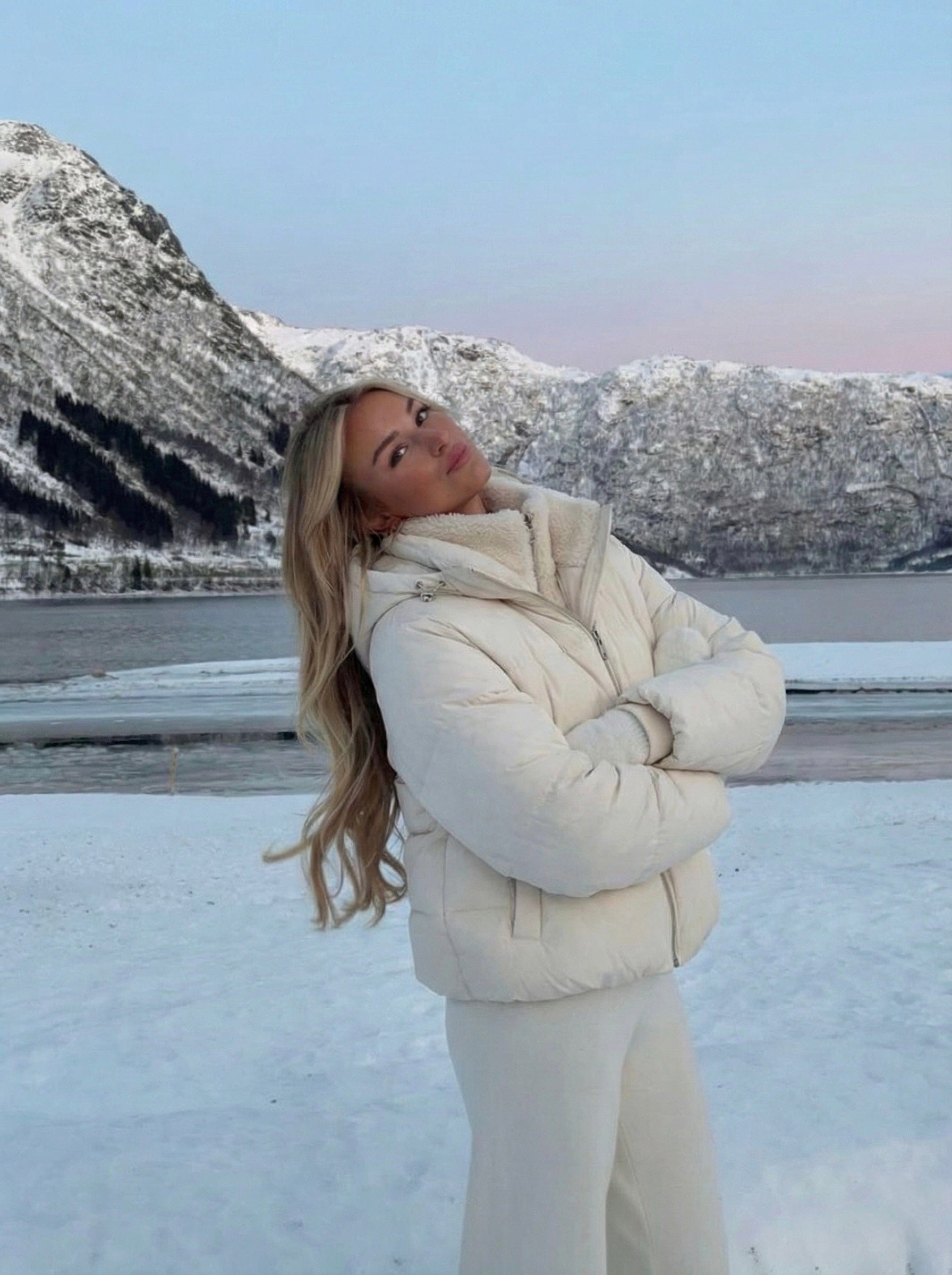 Velira Joane | Hooded Short Puffer Jacket with Plush Lining Joane | Trumpa pūkinė striukė su gobtuvu ir pūkine pamušalu