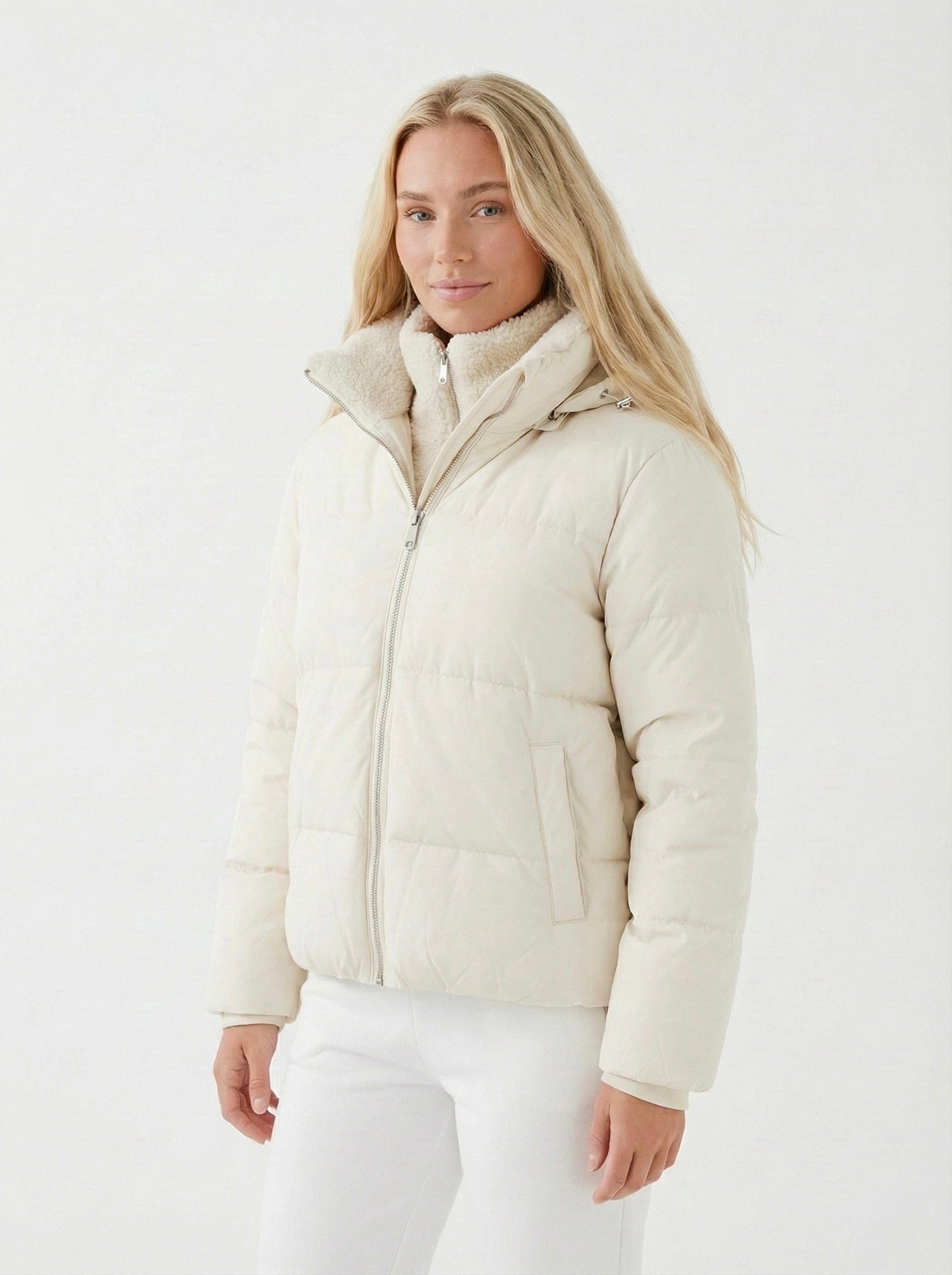 Velira Joane | Hooded Short Puffer Jacket with Plush Lining Joane | Trumpa pūkinė striukė su gobtuvu ir pūkine pamušalu