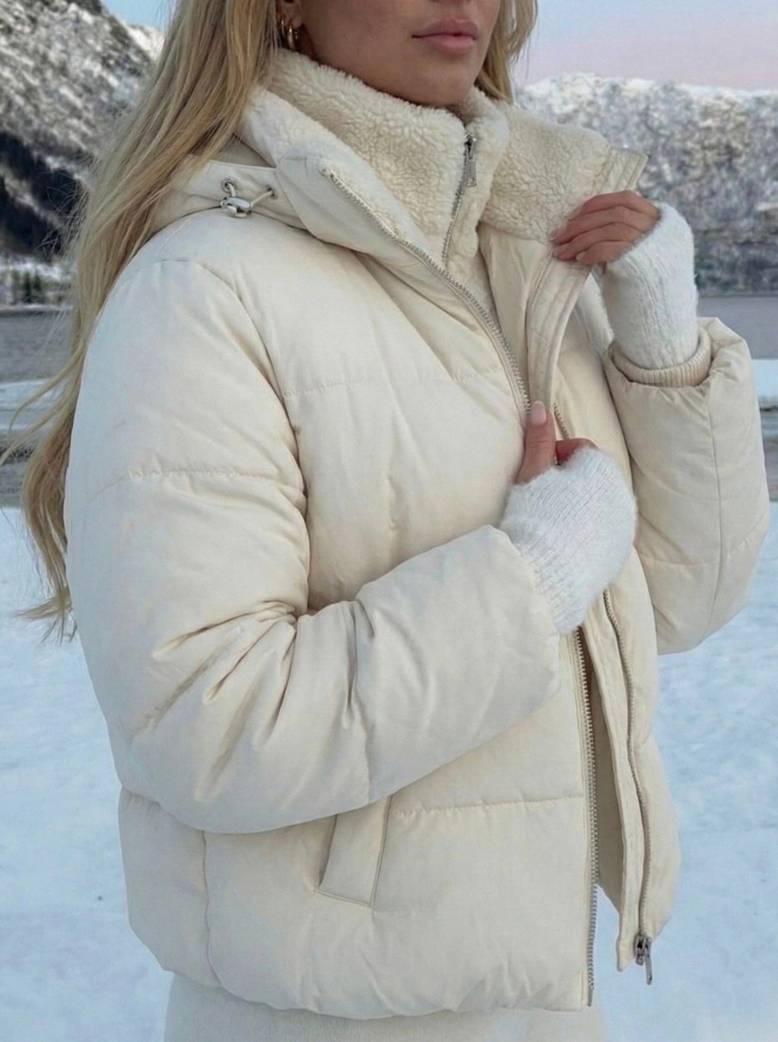 Velira Joane | Hooded Short Puffer Jacket with Plush Lining Joane | Trumpa pūkinė striukė su gobtuvu ir pūkine pamušalu