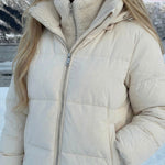 Velira Joane | Hooded Short Puffer Jacket with Plush Lining Joane | Trumpa pūkinė striukė su gobtuvu ir pūkine pamušalu