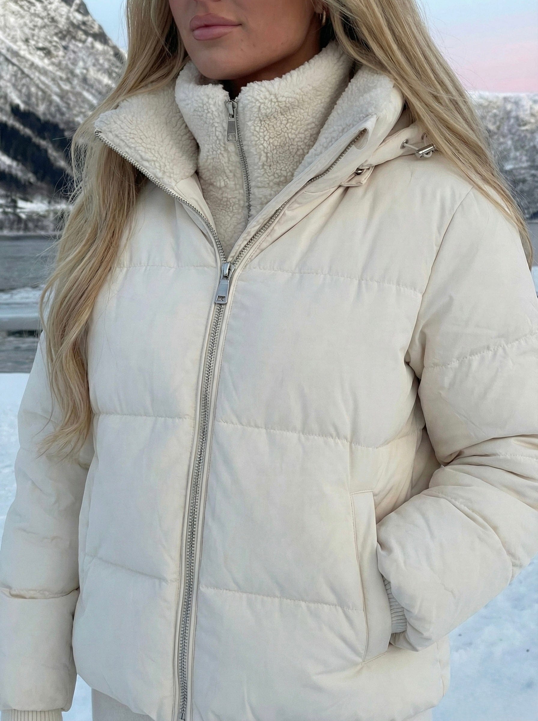 Velira Joane | Hooded Short Puffer Jacket with Plush Lining Joane | Trumpa pūkinė striukė su gobtuvu ir pūkine pamušalu