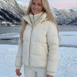 Velira Joane | Hooded Short Puffer Jacket with Plush Lining Joane | Trumpa pūkinė striukė su gobtuvu ir pūkine pamušalu