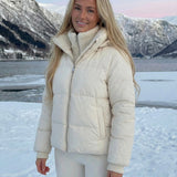 Velira Joane | Hooded Short Puffer Jacket with Plush Lining Joane | Trumpa pūkinė striukė su gobtuvu ir pūkine pamušalu