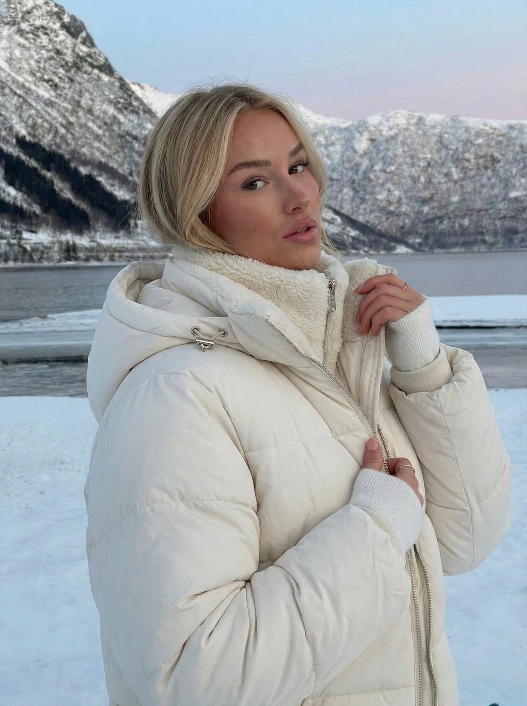 Velira Joane | Hooded Short Puffer Jacket with Plush Lining Joane | Trumpa pūkinė striukė su gobtuvu ir pūkine pamušalu