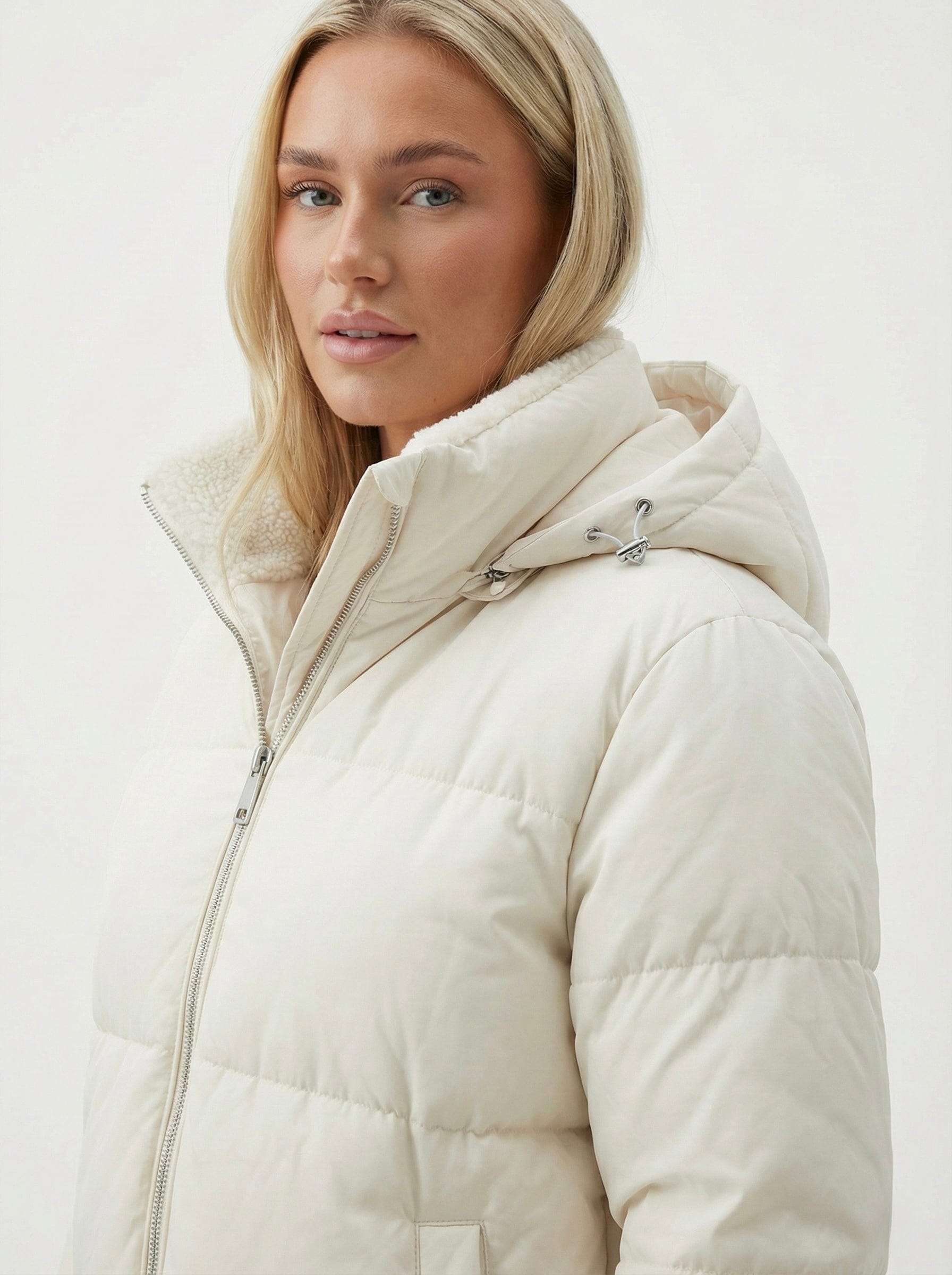 Velira Joane | Hooded Short Puffer Jacket with Plush Lining Joane | Trumpa pūkinė striukė su gobtuvu ir pūkine pamušalu