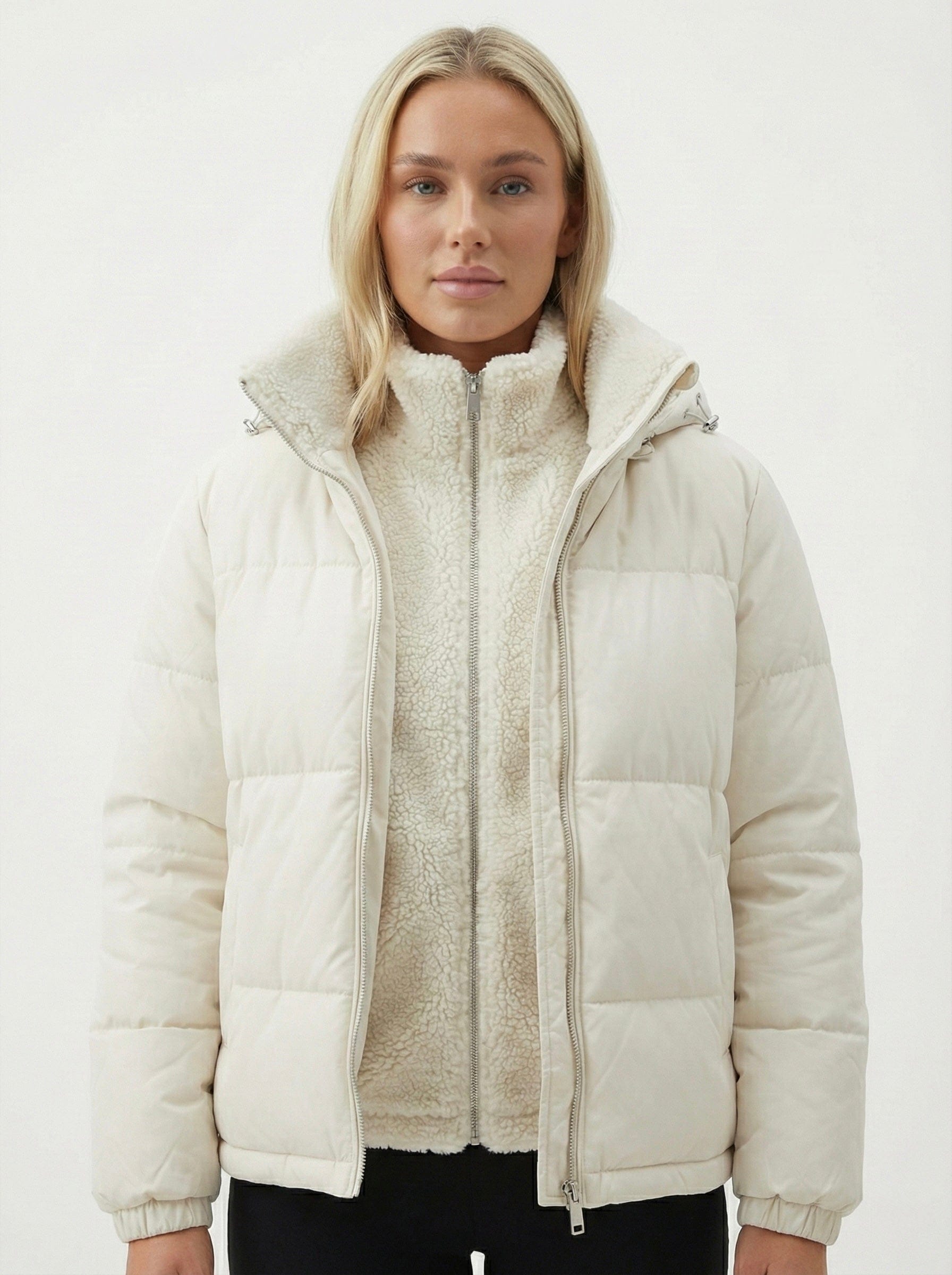 Velira Joane | Hooded Short Puffer Jacket with Plush Lining Joane | Trumpa pūkinė striukė su gobtuvu ir pūkine pamušalu