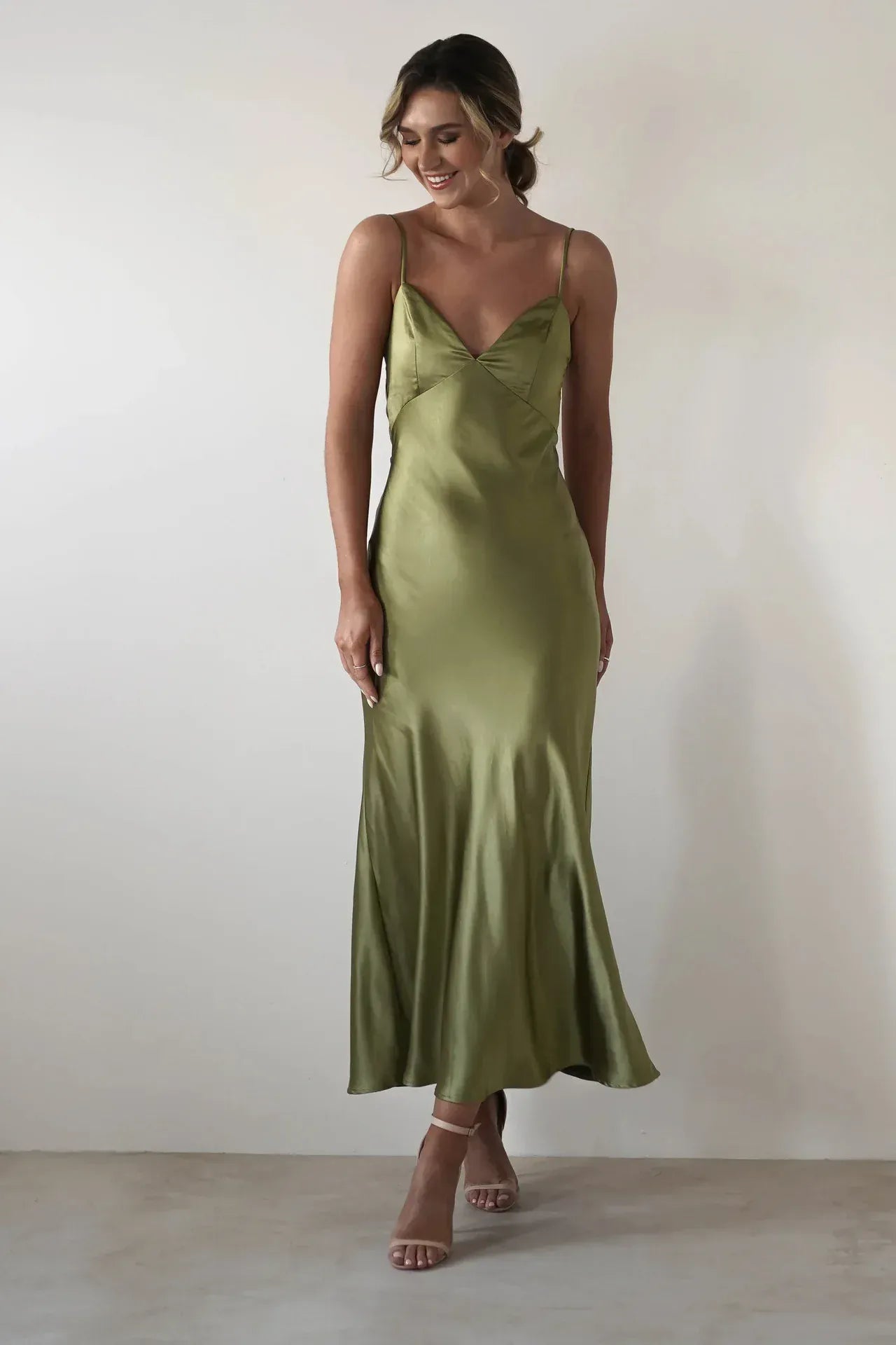 Velira Maxi Dress Alyvuogių / S Satinė Slip Maxi Suknelė su Delikatais Dirželiais