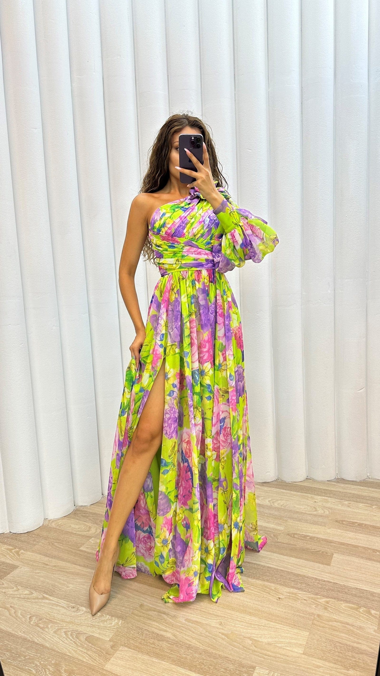 Velira Maxi Dress Geltona / S , laisvai krentanti suknelė petnešėlėmis vasaros renginiams