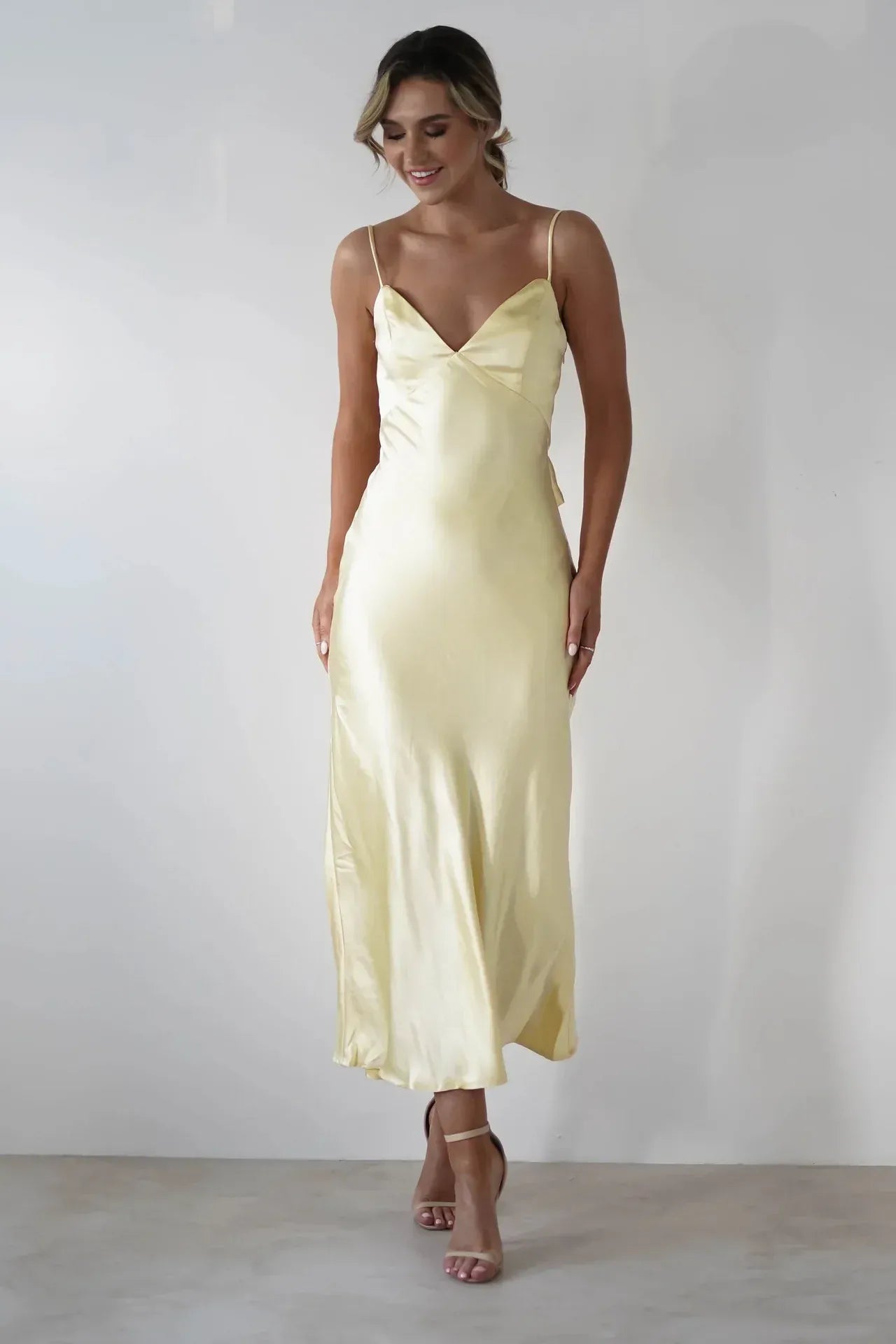 Velira Maxi Dress Geltona / S Satinė Slip Maxi Suknelė su Delikatais Dirželiais