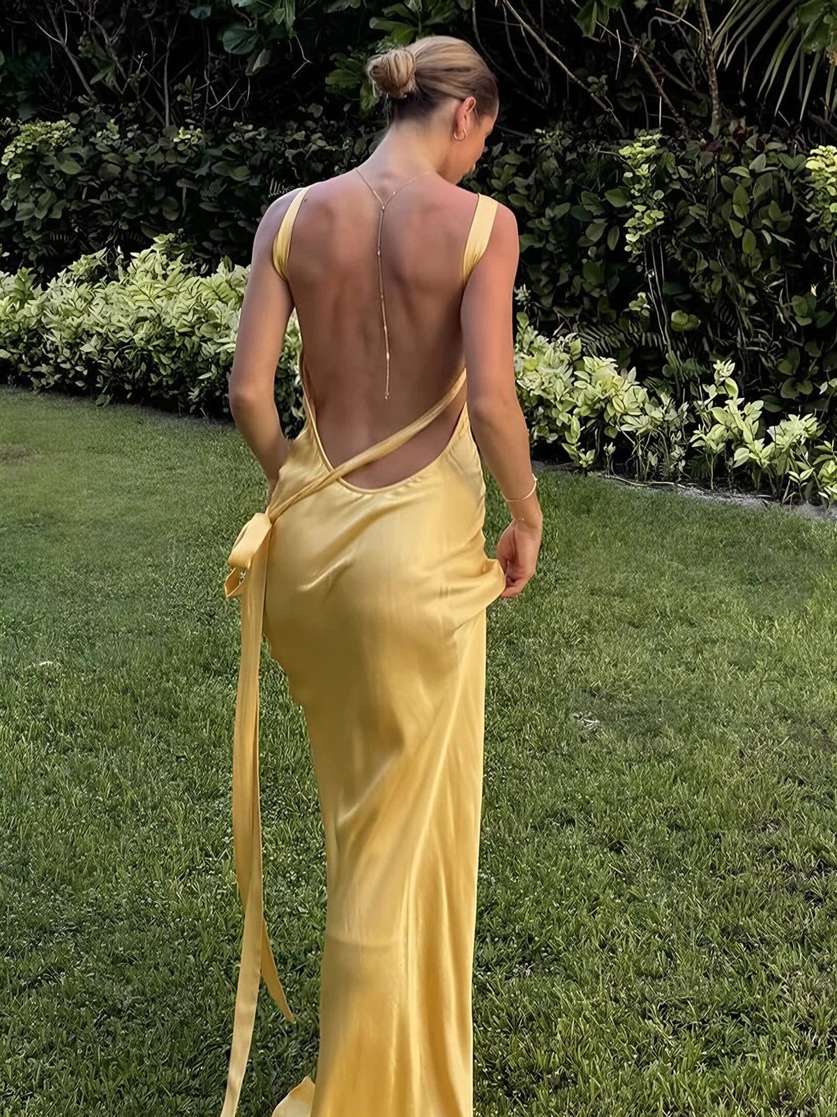 Velira Maxi Dress Pusiau permatomas geltonas satino maksi suknelė