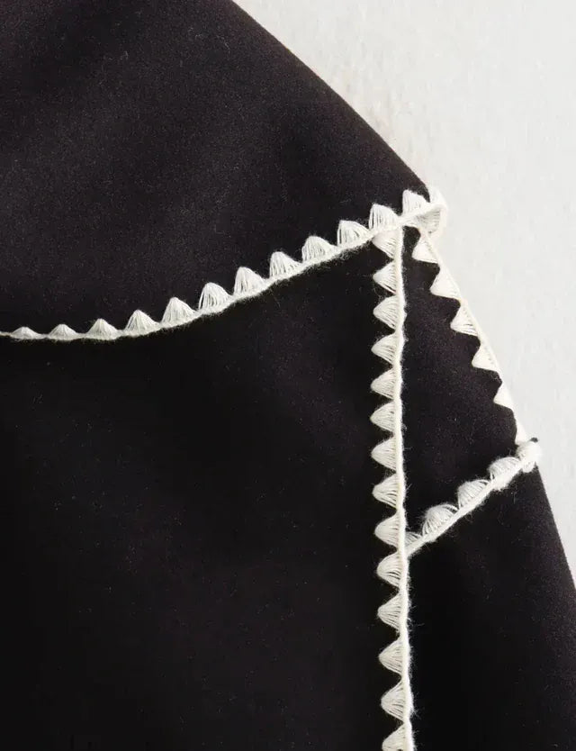 Velira Nellie | Black Wool Cape Coat with Contrast Trim Nellie | Juodas vilnos apsiaustas su kontrastingais akcentais