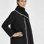 Velira Nellie | Black Wool Cape Coat with Contrast Trim Nellie | Juodas vilnos apsiaustas su kontrastingais akcentais