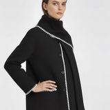 Velira Nellie | Black Wool Cape Coat with Contrast Trim Nellie | Juodas vilnos apsiaustas su kontrastingais akcentais