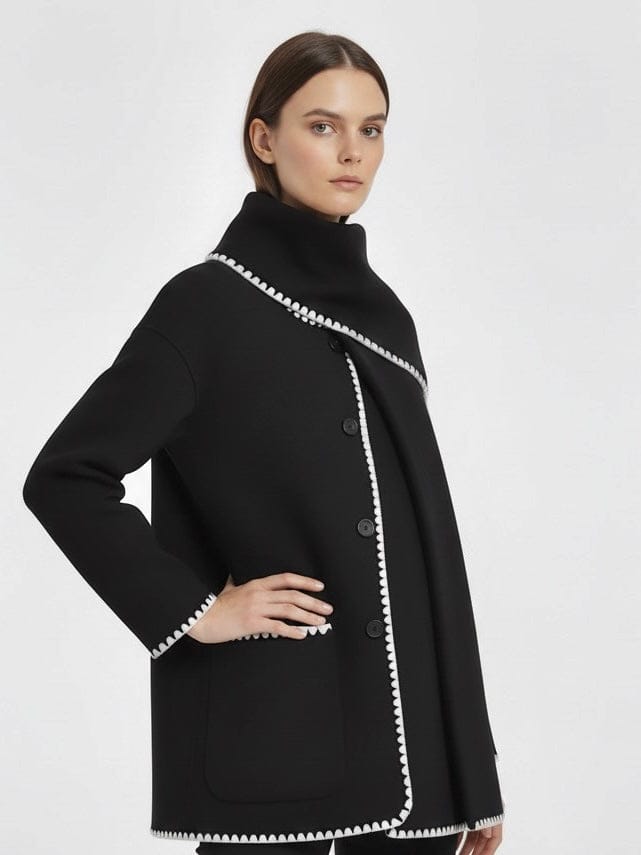 Velira Nellie | Black Wool Cape Coat with Contrast Trim Nellie | Juodas vilnos apsiaustas su kontrastingais akcentais
