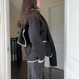 Velira Nellie | Black Wool Cape Coat with Contrast Trim Nellie | Juodas vilnos apsiaustas su kontrastingais akcentais