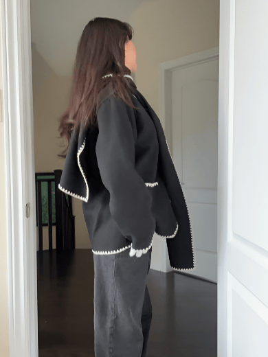 Velira Nellie | Black Wool Cape Coat with Contrast Trim Nellie | Juodas vilnos apsiaustas su kontrastingais akcentais