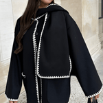Velira Nellie | Black Wool Cape Coat with Contrast Trim Nellie | Juodas vilnos apsiaustas su kontrastingais akcentais