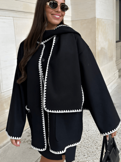 Velira Nellie | Black Wool Cape Coat with Contrast Trim Nellie | Juodas vilnos apsiaustas su kontrastingais akcentais