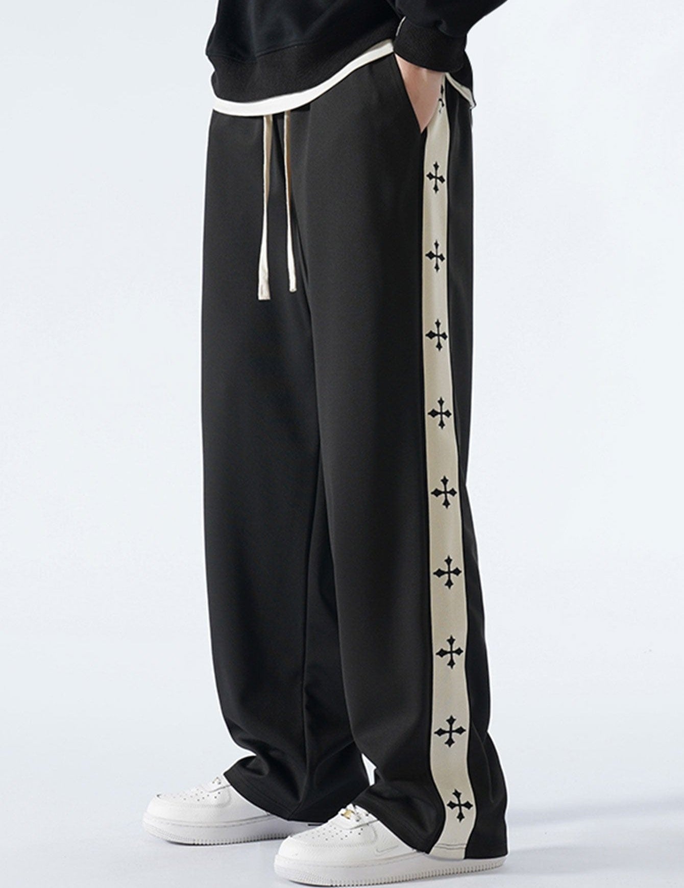 Velira Pants juoda / S Atsipalaidavęs kirpimas, kryžminiai šoninės juostos tiesūs kelnių