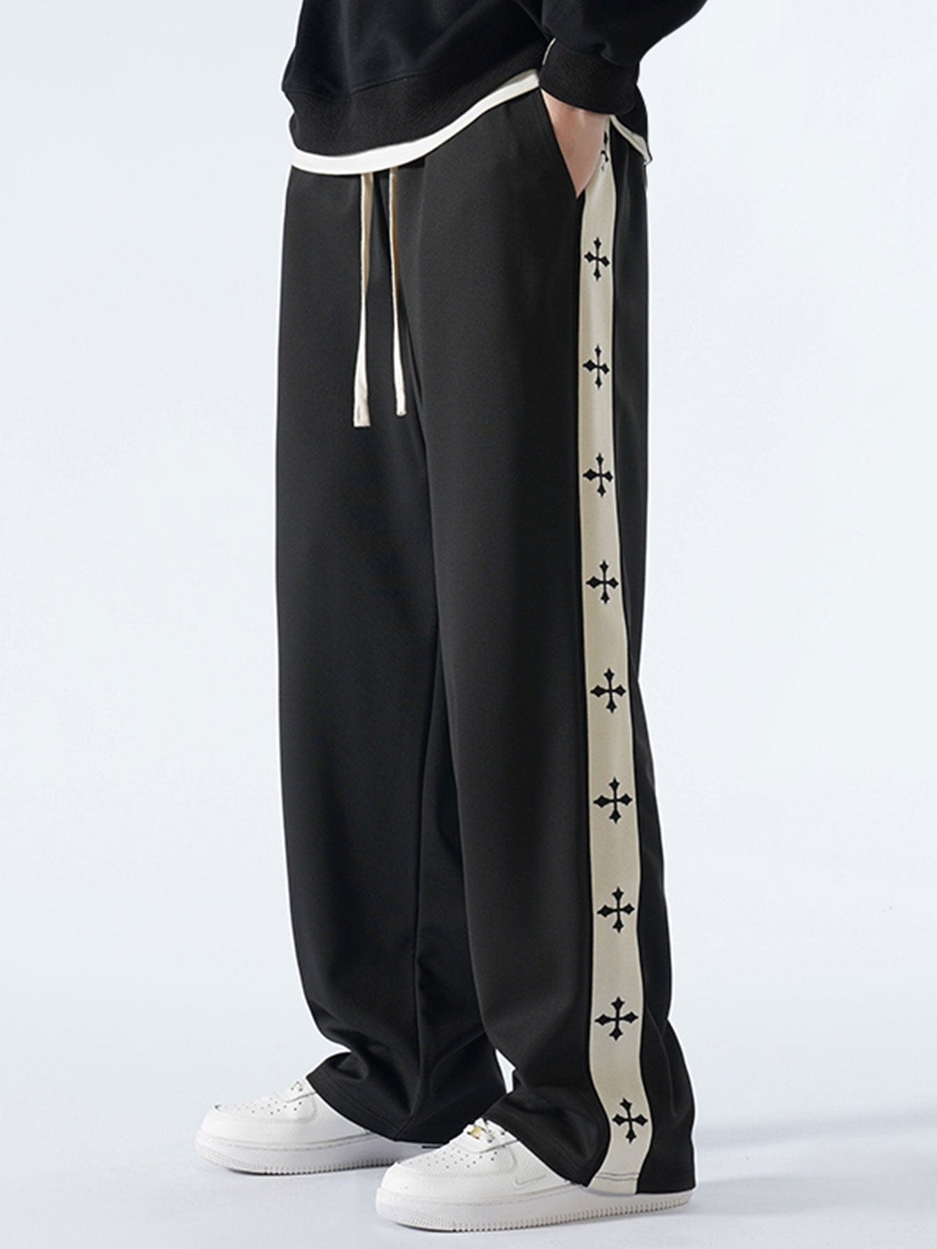 Velira Pants juoda / S Atsipalaidavęs kirpimas, kryžminiai šoninės juostos tiesūs kelnių