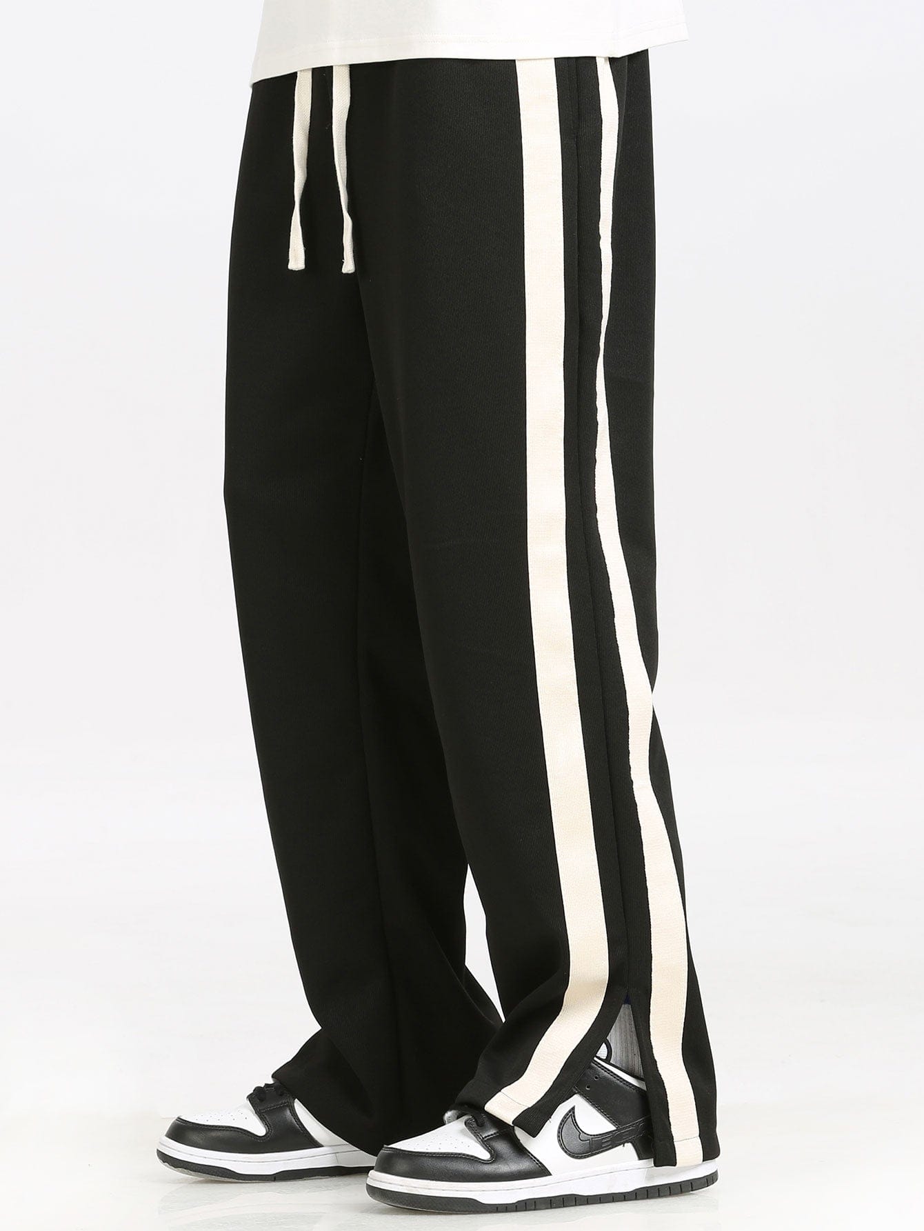 Velira Pants juoda / XS Pantalonai su plyšiu ir juostelėmis